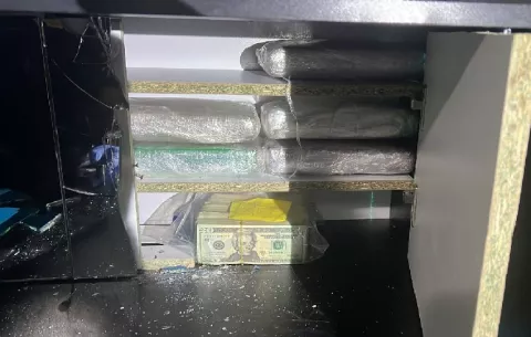 Detienen a mujer de nacionalidad colombiana por ocultar más de 20 mil dólares en un clóset