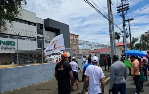 Grupo de colonenses protesta por el mal servicio de las empresas eléctricas