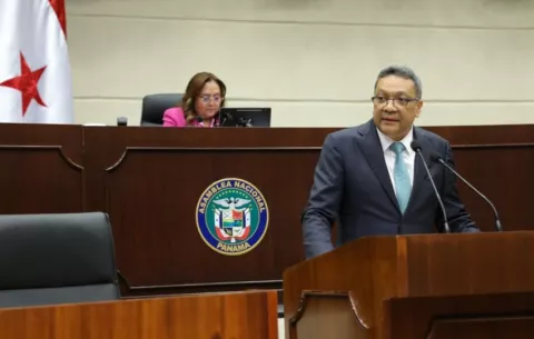 Dino Mon desglosa plan para sacar de la crisis a la CSS