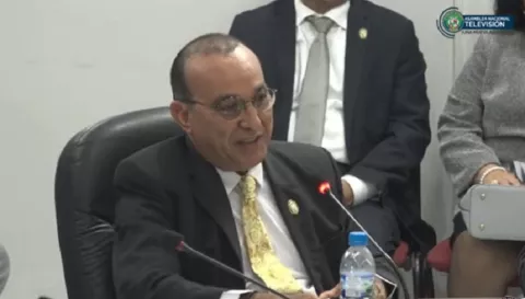 Bernardo Meneses puede seguir dando clases, pese a proceso judicial  