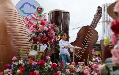 Volcán se inunda de coloridas figuras hechas con más de un millón de flores