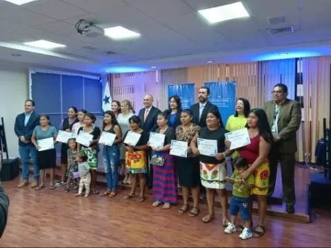 Se gradúan 10 nuevos letrados por el  'Muévete por Panamá, Yo sí puedo'