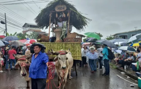 Miles participan del desfile de la Mejorana en Guararé 