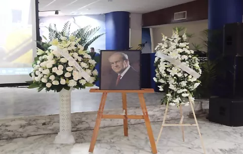 Universitarios despiden a  Gustavo García de Paredes