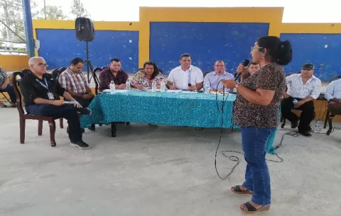 Autoridades y moradores de Las Minas exigen mejoras en el servicio de ambulancias