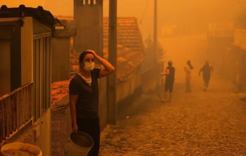 Ascienden a cuatro las víctimas mortales por los incendios en Portugal