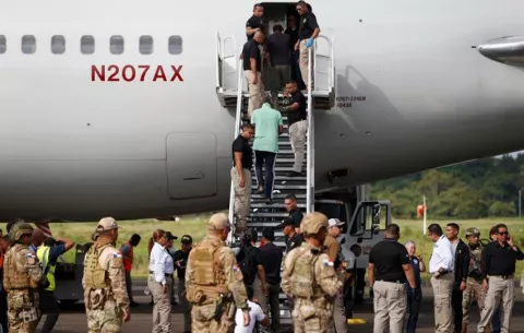 La India investiga rutas de tráfico tras la deportación de 130 migrantes indios de Panamá