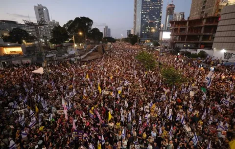 Miles de manifestantes toman Tel Aviv en un clamor por el alto el fuego en Gaza