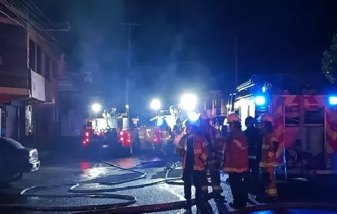 Investigan las causas del fuego en un local comercial en Los Pozos 