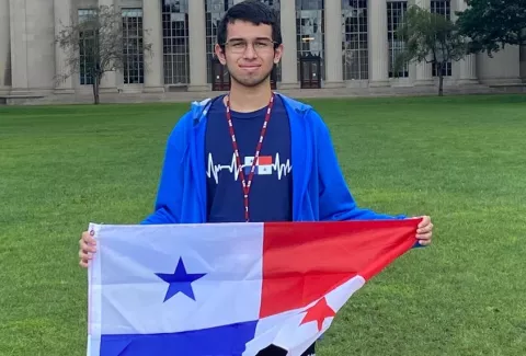 Panameño recibe el premio Hartley Rogers Jr., en el Instituto Tecnológico de Massachusetts