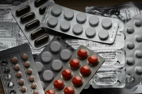 Precios de medicamentos disminuyen levemente en el último año