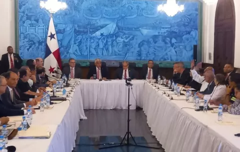 Mulino instala mesas de conversaciones para abordar crisis de la CSS