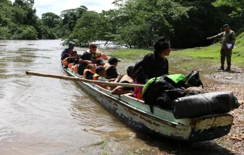 Rescatan a 19 migrantes gravemente enfermos varados en la playa