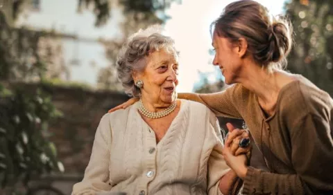 Advierten sobre salud y situación social de la mujer mayor