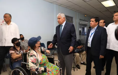 Mulino visita el Complejo y promete mejorarle el servicio a los pacientes