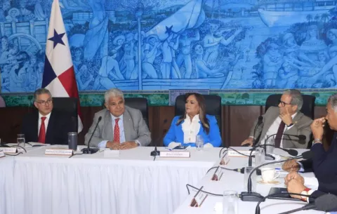 Mulino dialoga con diputados y culmina ciclo de reuniones para abordar crisis de la CSS