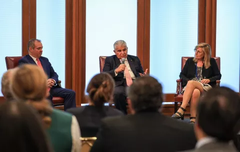 Mulino ofrece a inversionistas un país con reglas claras