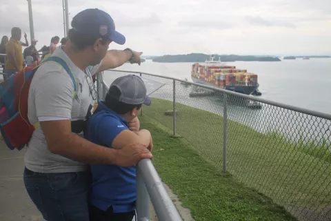  Niños autistas visitan las esclusas de Agua Clara  en Colón
