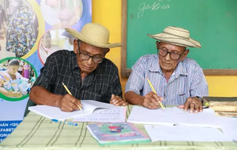 Padre e hijo de 97 y 76 años aprendieron a leer y escribir