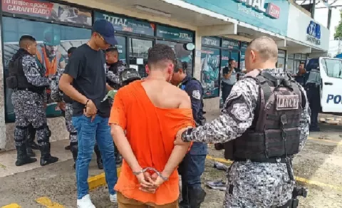 Persecución en Santiago culmina con policía herido y 3 vehículos colisionados