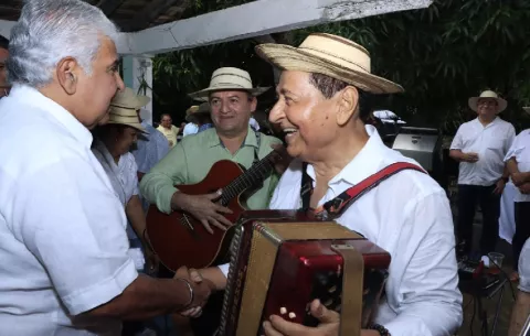 El presidente José Raúl Mulino visita Guararé durante el Festival Nacional de la Mejorana 