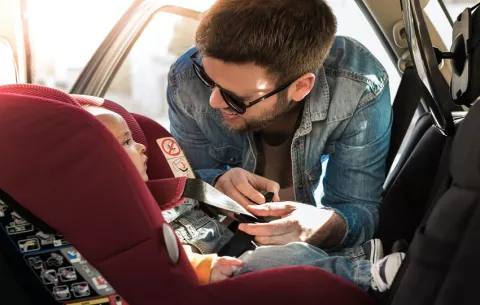 El dilema del proyecto sobre sillas de retención infantil: ¿Debe incluirse al transporte público?