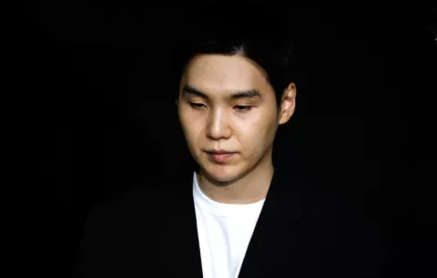 Suga fue multado por conducir un patinete bajo los efectos del alcohol