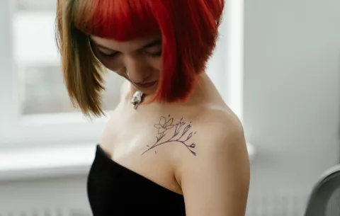 Tatuajes de línea fina, un estilo minimalista y elegante 