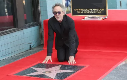 Tim Burton recibe su estrella en el Paseo de la Fama de Hollywood