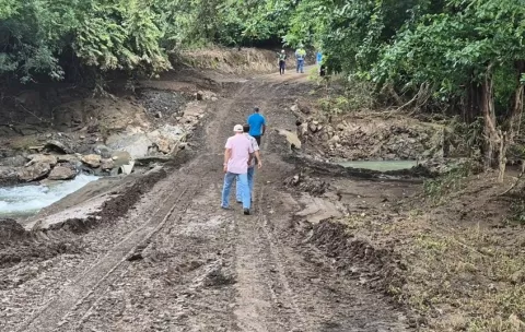 Tras fuertes lluvias colapsa vado en la quebrada Las Lajas en Guararé