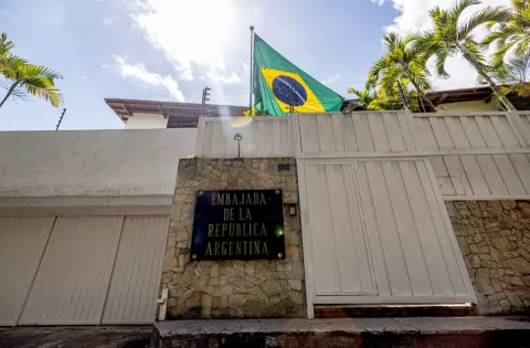 Panamá rechaza intentos de 'violar la inmunidad diplomática' a sede argentina en Venezuela