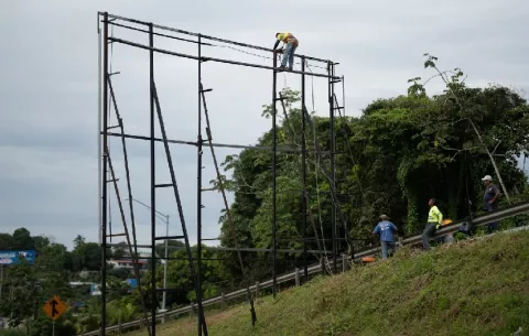 Remueven vallas publicitarias cuyos dueños tienen deudas pendientes en la tesorería de Arraiján