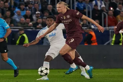 Slovan Bratislava, del panameño Blackman, sufre ante el Manchester City en la Champions
