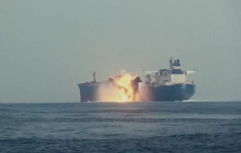 Tripulación del buque con bandera panameña atacado en el mar Rojo está sana y salva