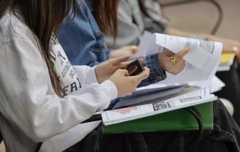 Internet y el celular son ya tecnologías esenciales; TV y radio pierden terreno