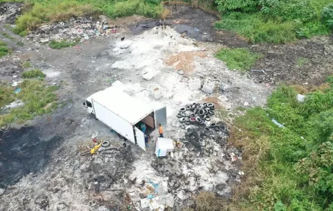 Llantas y medicamentos se incineran ilegalmente en Playa Chiquita
