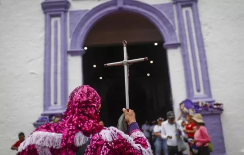 Peregrinos vuelven a hacer su penitencia ante el Cristo Negro