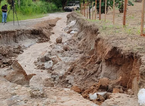 Caminos y puentes dañados por intensas lluvias en San Carlos y La Chorrera    
