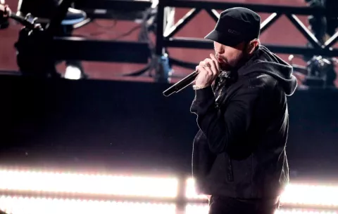 Eminem anunció en el video de 'Temporary' que va a ser abuelo