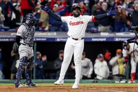 Guardianes de Cleveland reaccionan y recortan ventaja a los Yanquis