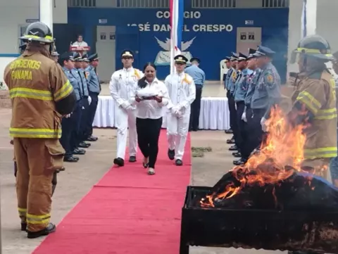 Con acto de cremación de banderas inician las fiestas patrias en Herrera