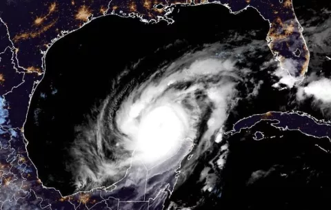 El peligroso huracán Milton se intensifica y se acerca con categoría 5 a Florida