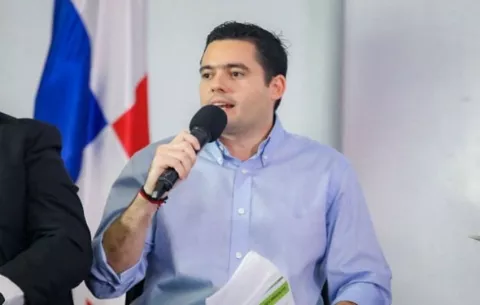 José Gabriel Carrizo solicita ser juramentado en el Parlacen 