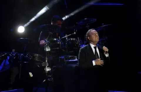 Julio Iglesias desmiente su retiro: 'Yo personalmente lo anunciaré con pena, pero con dignidad'