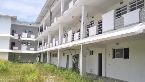 Empresarios reclaman pago de trabajos en colegio de Los Pozos