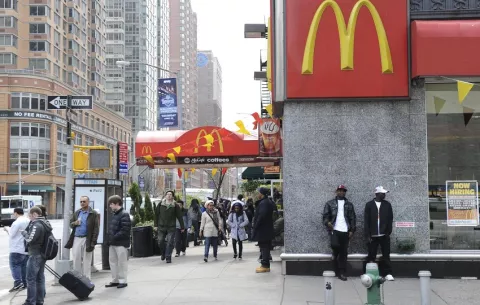 Brote de bacteria E. coli en McDonald's de EE.UU., relacionado con cebollas frescas