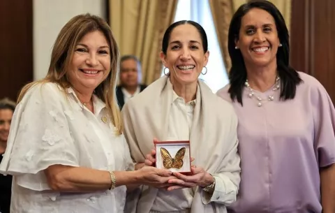 Primera Dama entrega 'Mariposa Dorada' a la Ministra de Cultura por su participación en 'Giselle'