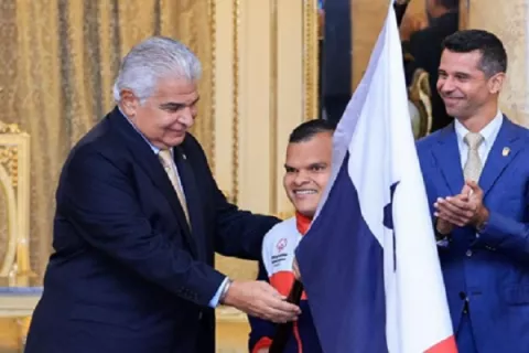 Mulino entrega la bandera a atletas que estarán en los Juegos Latinoamericanos de Olimpiadas Especiales