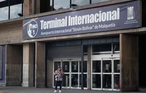 Venezuela dice que suspensión de vuelos con Panamá y otros países es un mecanismo de protección 