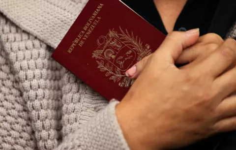 Migración oficializa que venezolanos puedan usar pasaportes vencidos para trámites 